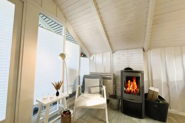 Wohnbereich mit Essplatz, Couchecke, Kamin und TV  Lille Hus