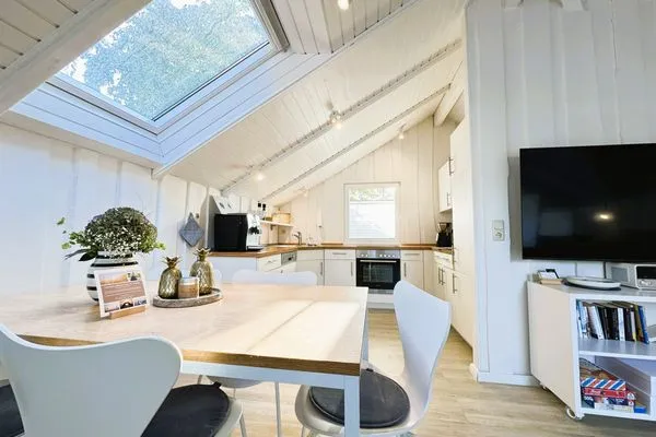 Essplatz für 4 mit Blick in die Küche  Lille Hus