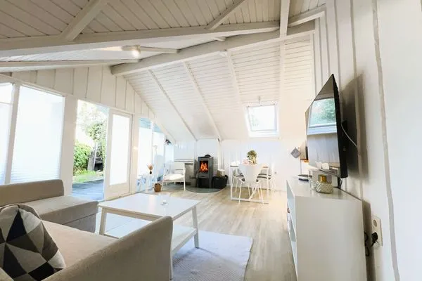 Wohnbereich mit Essplatz, Couchecke, Kamin und TV  Lille Hus