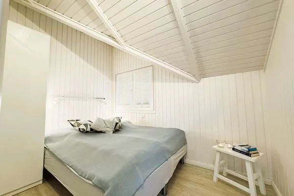 Schlafzimmer mit Doppelbett und Kleiderschrank  Lille Hus