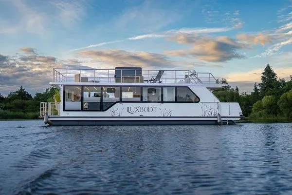 Luxboot-intro  Luxboot