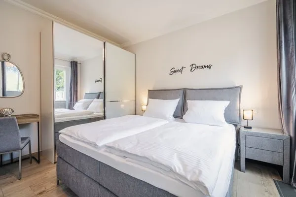 Schlafzimmer mit Doppelbett Logierhaus Friedrich WE 2 - "Strandrose"