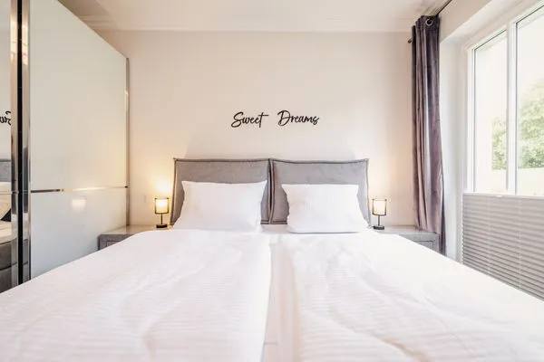 Schlafzimmer mit Doppelbett Logierhaus Friedrich WE 2 - "Strandrose"