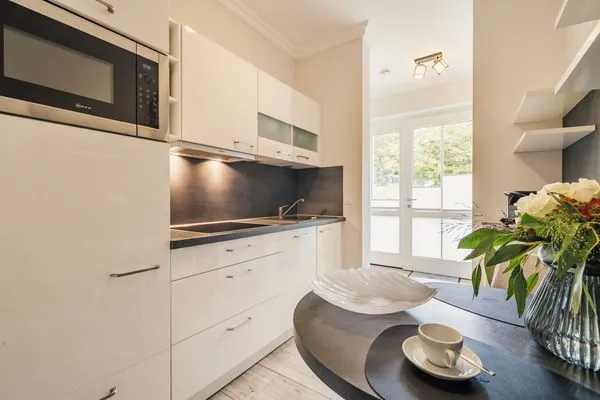 offene Küchenzeile mit Essbereich Logierhaus Friedrich WE 2 - "Strandrose"