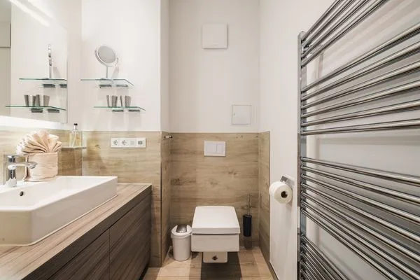 Badezimmer mit Waschbecken und WC Logierhaus Friedrich WE 2 - "Strandrose"