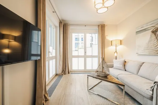 Wohnbereich mit Sofa und TV Logierhaus Friedrich WE 2 - "Strandrose"