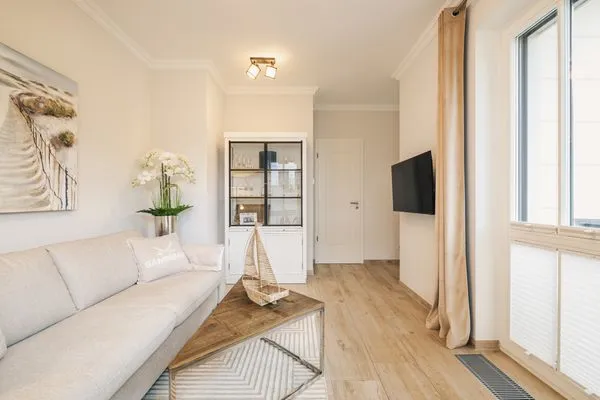 Wohnbereich mit Sofa und TV Logierhaus Friedrich WE 2 - "Strandrose"