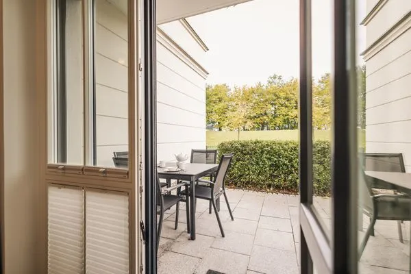 Wohnbereich mit Blick zur Terrasse Logierhaus Friedrich WE 2 - "Strandrose"