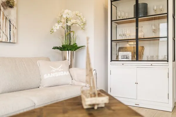 Sofa und Vitrine Logierhaus Friedrich WE 2 - "Strandrose"