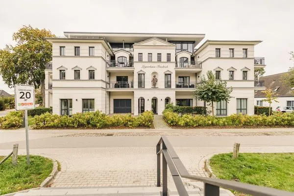 Aussenansicht des Gebäudes Logierhaus Friedrich WE 2 - "Strandrose"