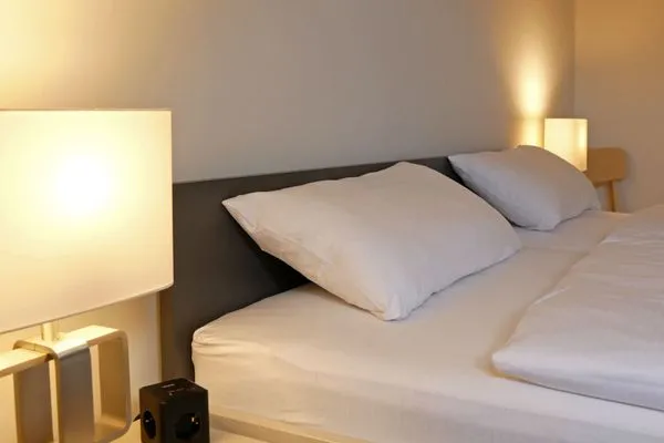 Schlafzimmer mit USB Ladestation Ferienhaus Greune-Stee 87 Ferienwohnung Uttiet bi de Düün