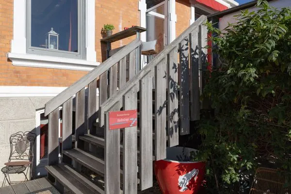 Fassade / Eingang Strandvilla Hafenloge - stilvoll wohnen direkt am Niendorfer Hafen