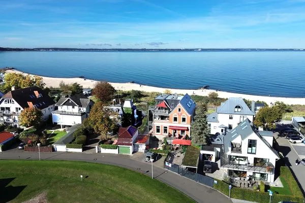 Vogelperspektive Strandvilla Beletage - exklusive Wohnung mit einzigartigem Meer - und Hafenblick