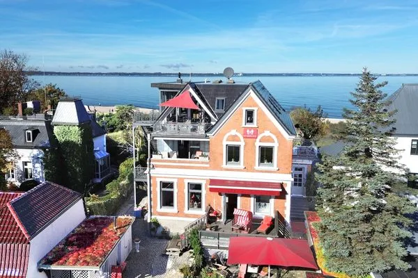 Hauptansicht Strandvilla Hafenloge - stilvoll wohnen direkt am Niendorfer Hafen