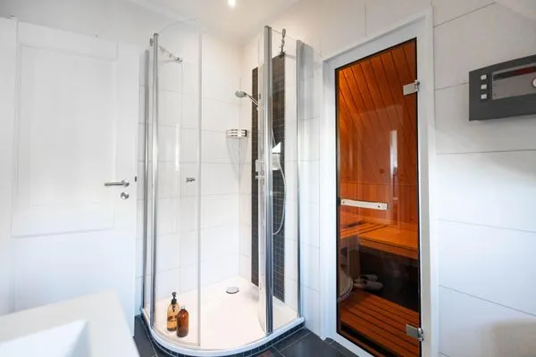 Badezimmer  Ferienhaus Haubenlerche 53 - Boddenglück