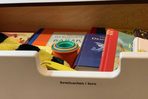 Große Schublade mit Spielsachen im 2. Schlafzimmer der Ferienwohnung Weiße Düne 9 | Gen Norden in Wittdün auf Amrum Haus *Weiße Düne* Ferienwohnung *Weiße Düne 9 / Gen Norden*
