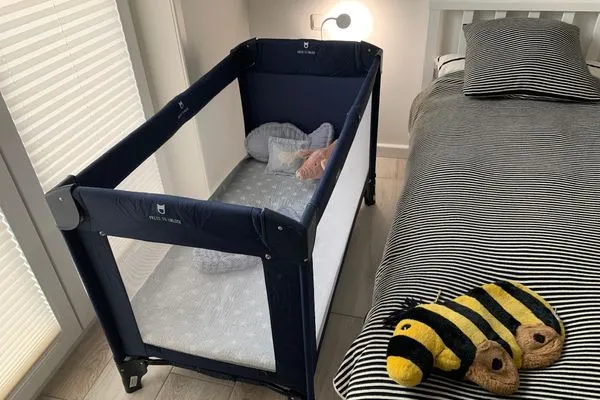 Babybett im 2. Schlafzimmer der Ferienwohnung Weiße Düne 9 | Gen Norden in Wittdün auf Amrum Haus *Weiße Düne* Ferienwohnung *Weiße Düne 9 / Gen Norden*