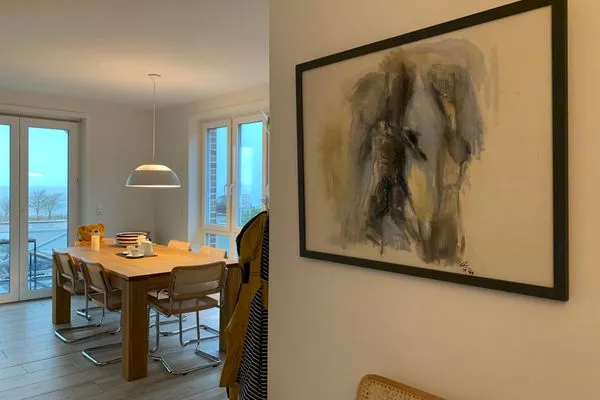 Blick vom Flur auf den Esstisch in der Ferienwohnung Weiße Düne 9 | Gen Norden in Wittdün auf Amrum Haus *Weiße Düne* Ferienwohnung *Weiße Düne 9 / Gen Norden*