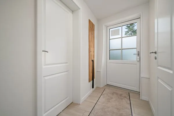 Ferienhaus Nordkugel – Kugelhaus am Tollensesee – heller Eingangsbereich mit Garderobe  Nordkugel