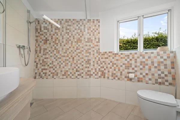 Ferienhaus Nordkugel – Kugelhaus am Tollensesee – stilvolles Bad mit Mosaikwand, bodengleicher Dusche & Fenster  Nordkugel