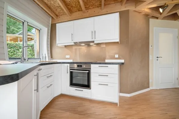 Ferienhaus Nordkugel – Kugelhaus am Tollensesee – moderne vollausgestattete Einbauküche mit Fenster ins Grüne  Nordkugel