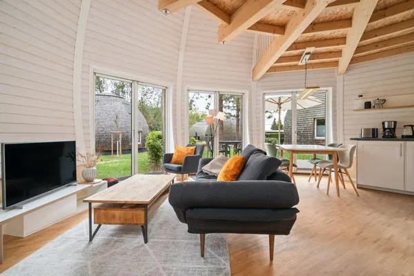 Ferienhaus Nordkugel – Kugelhaus am Tollensesee – offener Wohn- und Essbereich mit Panoramablick in den Garten  Nordkugel