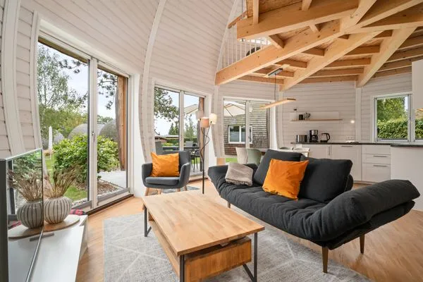 Ferienhaus Nordkugel – Kugelhaus am Tollensesee – lichtdurchfluteter Wohnraum mit offener Küche & Gartenblick  Nordkugel