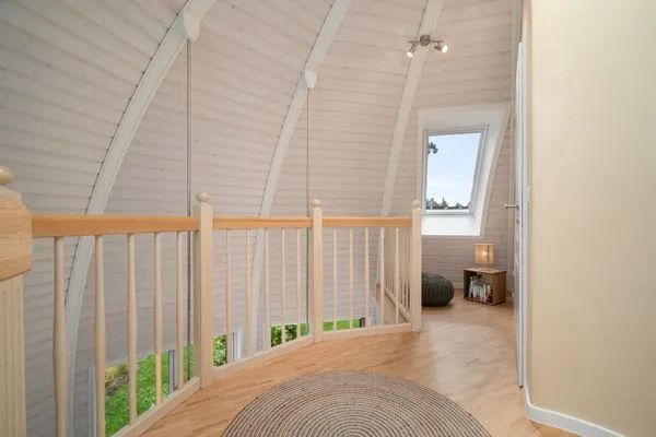 Ferienhaus Nordkugel – Kugelhaus am Tollensesee – Galerie im Obergeschoss mit Leseecke & Blick ins Grüne  Nordkugel