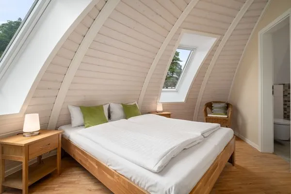 Ferienhaus Nordkugel – Kugelhaus am Tollensesee – gemütliches Schlafzimmer im Obergeschoss mit Dachfenstern  Nordkugel
