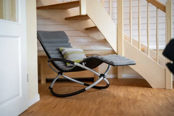 Ferienhaus Nordkugel – Kugelhaus am Tollensesee – Relax-Sessel im Wohnbereich unter der Treppe  Nordkugel