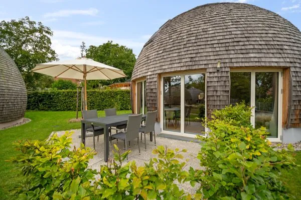 Ferienhaus Nordkugel - Kugelhaus am Tollensesee - großzügige Terrasse mit Gartenblick  Nordkugel