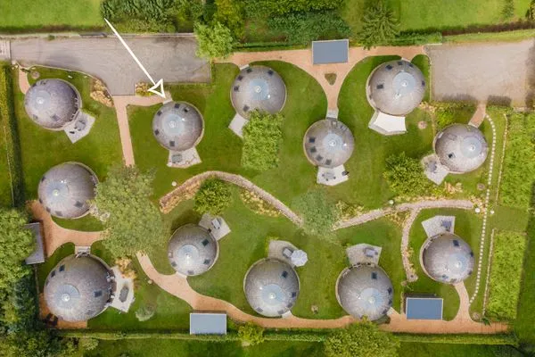 Ferienhaus Nordkugel – Kugelhaus am Tollensesee – Luftaufnahme der Anlage, markiertes Kugelhaus zur Orientierung  Nordkugel