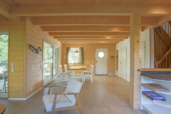 Einfamilienhaus Am Hafen 21 in Zieslow — heller Eingangs- und Essbereich mit Holzvertäfelung, großer Schiebetür  Am Hafen 21