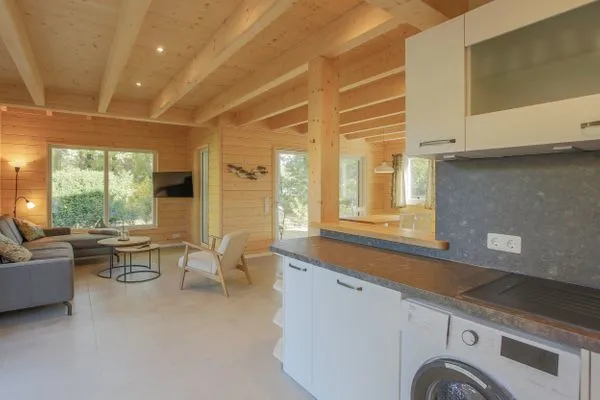 Einfamilienhaus Am Hafen 21 in Zieslow — offener Wohn-/Essbereich mit Blick aus der Küche  Am Hafen 21