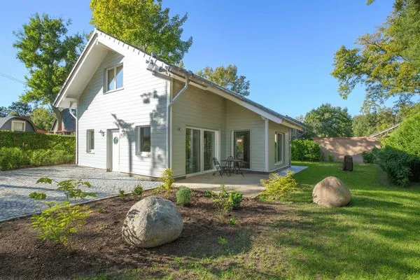 Einfamilienhaus Am Hafen 21 in Zieslow — moderne Holzfassade mit Terrasse, angelegtem Garten und Kopfsteinpflaster  Am Hafen 21