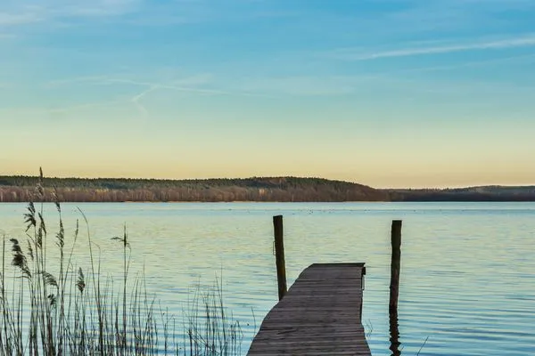 Einfamilienhaus Am Hafen 21 in Zieslow — Steg am Seeufer in der Nähe, ruhiges Wasser und weiter Blick über den See  Am Hafen 21