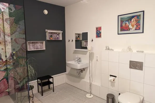 Badezimmer mit Dusche und WC  Ferienwohnung Am Schlössle