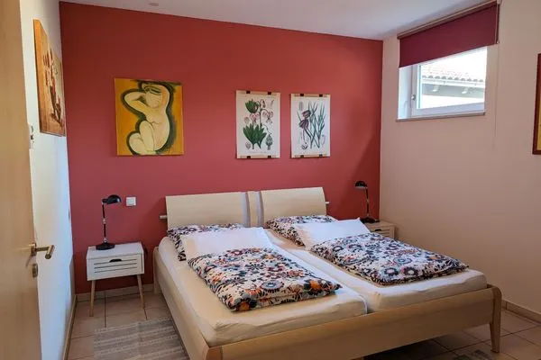 Schlafzimmer mit Doppelbett  Ferienwohnung Am Schlössle
