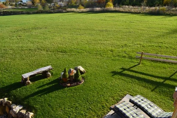 Blick vom Balkon in den Garten  Holzar Chalet - Feriendorf Via Claudia Haus 72