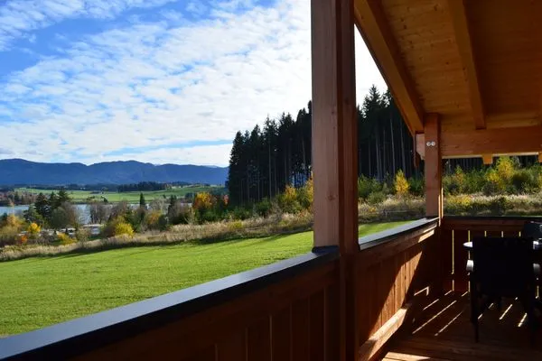 Traumhafte Randlage mit Blick auf den Lechsee und die Berge  Jägar Chalet - Feriendorf Via Claudia Haus 73
