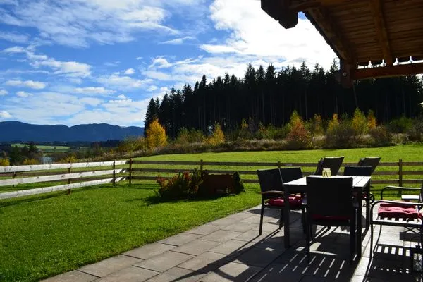 Große Terrasse mit Garten  Allgäuglück - Feriendorf Via Claudia Haus 74
