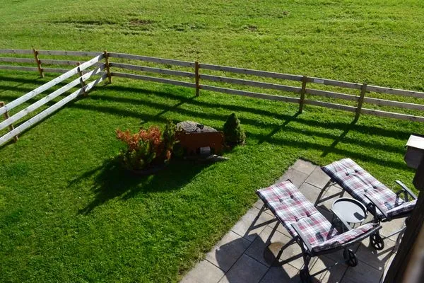 Blick vom Balkon in den Garten  Allgäuglück - Feriendorf Via Claudia Haus 74