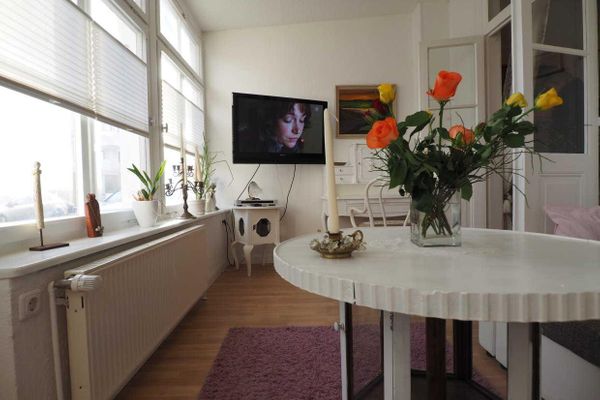 Großer TV im Wohnbereich