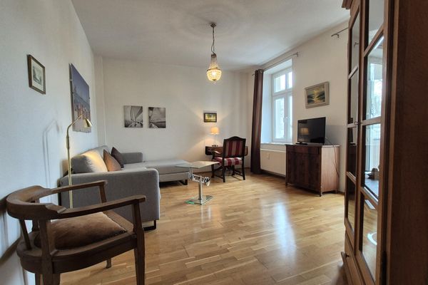 Wohnzimmer mit Zugang zum Balkon