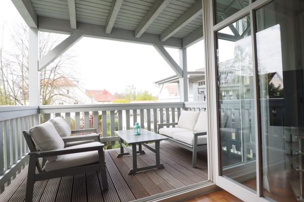 Balkon mit Balkonmöbeln