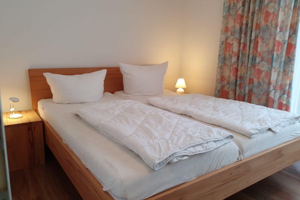 Doppelbett im zweiten Schlafzimmer