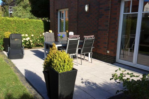 Terrasse mit Gartenmöbeln