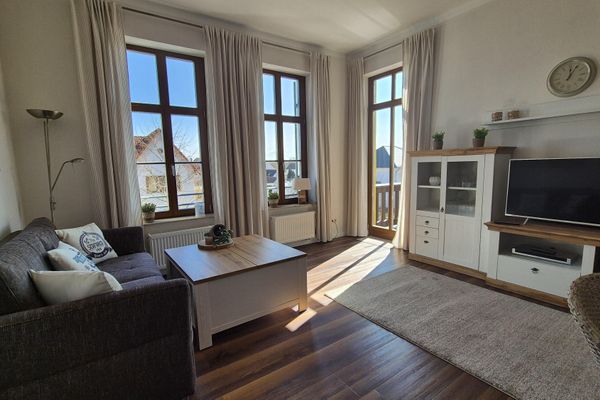 Wohnbereich mit Zugang zum Balkon