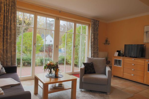 Wohnzimmer mit Blick auf die Terrasse