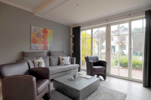 Wohnzimmer mit Zugang zur Terrasse